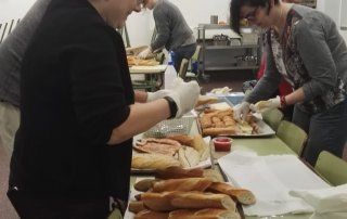 les families preparant la festa de sant nicolau