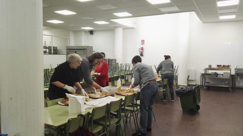 les families al menjadors preparant la teca per la festa de sant nicolau