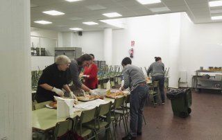 les families al menjadors preparant la teca per la festa de sant nicolau
