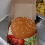 Hamburguesa completa amb xips. Com a celebració de final de trimestre per part de Roca i Gonzalez.
