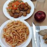 Espirals amb tomàquet i rosada arrebossada amb pastanaga i olives